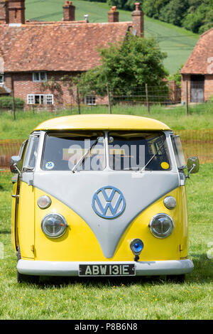 1967 VW Volkswagen écran partagé à un camping-car VW Show. Stoner Park, Oxfordshire, Angleterre Banque D'Images