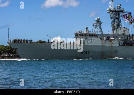 180625-N-FV745-0040 PEARL HARBOR (25 juin 2018) Marine Royale Canadienne frégate NCSM Vancouver (FFH 331) arrive à Pearl Joint Base Harbor-Hickam en préparation de l'exercice RIMPAC 2018, 25 juin, 2018. Vingt-cinq nations, plus de 45 navires et sous-marins, environ 200 avions et 25, 000 personnes participent à l'EXERCICE RIMPAC du 27 juin au 2 août dans et autour des îles Hawaï et la Californie du Sud. Le plus grand exercice maritime international RIMPAC, fournit une formation unique alors que la promotion et le soutien de relations de coopération entre les participants essentiels pour assurer la s Banque D'Images