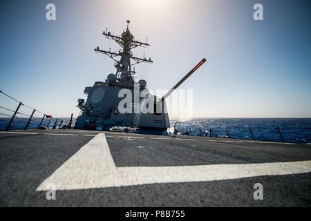 180623-N-LI768-1015 de l'OCÉAN PACIFIQUE (Juin 23, 2018) - lance-missiles le destroyer USS Dewey (DDG 105) transits l'océan Pacifique, le 23 juin 2018. Dewey est en cours aux États-Unis de la flotte de 3ème zone d'opérations. (U.S. Photo par marine Spécialiste de la communication de masse 2e classe Devin M. Langer/relâché). () Banque D'Images