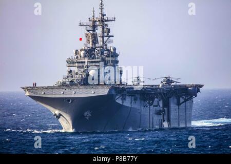 180623-N-VB2976-012 (OCÉAN ATLANTIQUE) la classe Wasp-navire d'assaut amphibie USS Kearsarge LHD (3) manoeuvres lors d'un incendie réel exercice d'armes, le 23 juin 2018. Groupe amphibie Kearsarge (ARG) termine la première marine de guerre de surface ARG de la côte Est de l'Entraînement Tactique amphibie (SWATT) de l'exercice. Bad tripes est dirigé par le Naval Surface et Centre de développement de la guerre des mines (SMWDC) et il est conçu pour accroître la compétence de combat, la létalité et l'interopérabilité des unités participantes. (U.S. Photo par marine Spécialiste de la communication de masse 3 Classe Kohen S. Gillis/relâché). () Banque D'Images