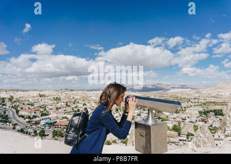 Les touristes à la recherche de ville à travers l'afficheur binoculaire, Cappadoce, Turquie Banque D'Images