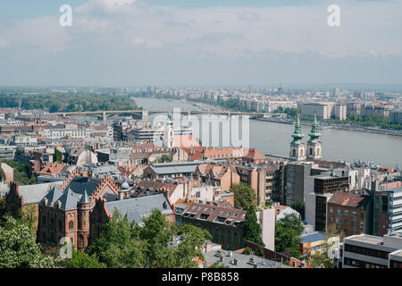 Vue aérienne des bâtiments et pont sur la rivière, à Budapest, Hongrie Banque D'Images