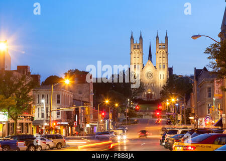 Bâtiments historiques avec Basilique Notre Dame Immaculée le long de Macdonell Street au crépuscule au centre-ville de Guelph, Ontario, Canada. Banque D'Images