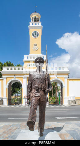 Statue d'un soldat à l'extérieur de l'entrée de la base militaire d'Arsenal en Cartagena Murcia Espagne Banque D'Images