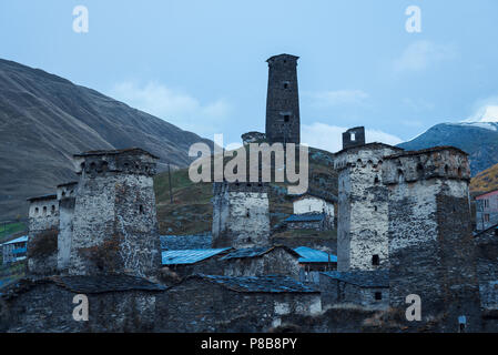 Tours en pierre de la communauté à Ushguli Svaneti, Georgia. Paysage à la tombée de la nuit. Une célèbre attraction touristique. Le patrimoine culturel et historique d'une Banque D'Images