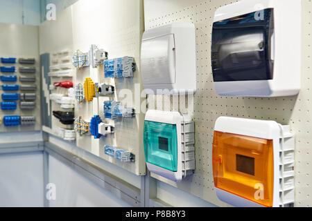 Les boîtes en plastique pour l'installation électrique dans le magasin Banque D'Images
