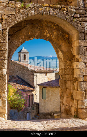 La porte en pierre Lacoste avec le Mont Ventoux au-delà, Provence France Banque D'Images