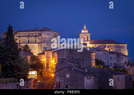 Plus de crépuscule ville médiévale de Gordes en Luberon, Provence, France Banque D'Images