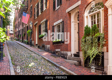 Brique coloniale en rangée le long de ruelles pavées, Rue Acorn, Boston, Massachusetts, USA Banque D'Images