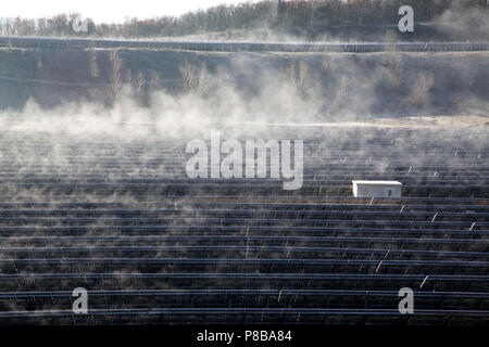 Panneaux solaires de tôt le matin à winter sunshine à Varen, Occitanie, Sud Ouest France Banque D'Images