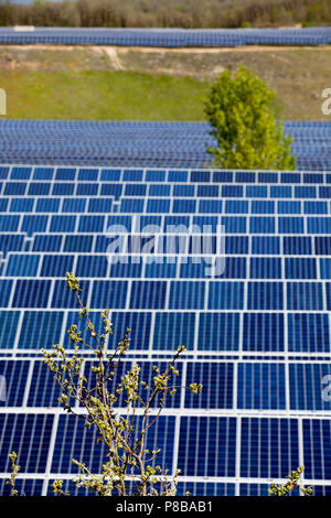 L'énergie renouvelable à Varen, Occitanie sud-ouest de la France. La centrale solaire a été construit dans une ancienne carrière près de Lexos. Banque D'Images