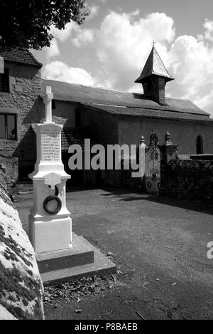 War Memorial et de l'Église, St Martial, 82330 Varen, Tarn et Garonne, France Banque D'Images