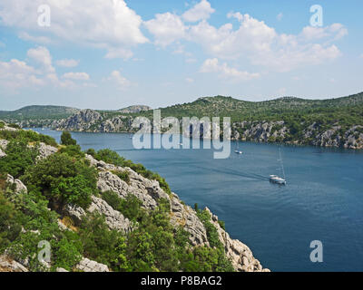 Paysage avec la rivière Krka et voiliers en Croatie, près de Sibenik Banque D'Images