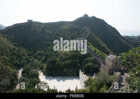 Le secteur de Jinshanling de la Grande Muraille de Chine s'étend le long de la frontière nord de la Chine Banque D'Images