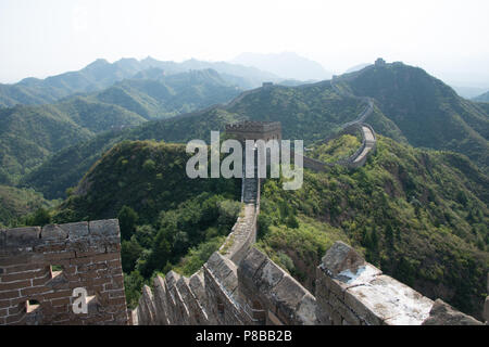 Le secteur de Jinshanling de la Grande Muraille de Chine s'étend le long de la frontière nord de la Chine Banque D'Images