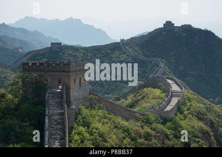 Le secteur de Jinshanling de la Grande Muraille de Chine s'étend le long de la frontière nord de la Chine Banque D'Images