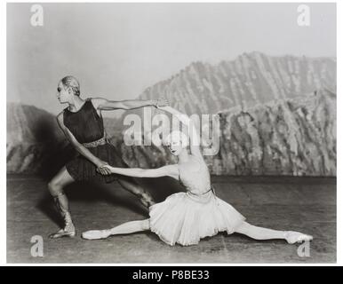 Serge Lifar et Alexandra Danilova en Apollon et Terpsichore dans le ballet Apollon musagète d'Igor Stravinski. Musée : collection privée. Banque D'Images