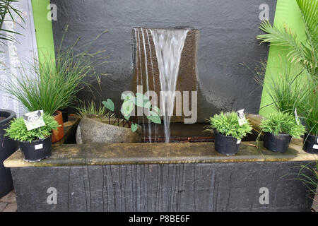 L'homme a fait l'eau des fontaines pour décoration de jardin Banque D'Images