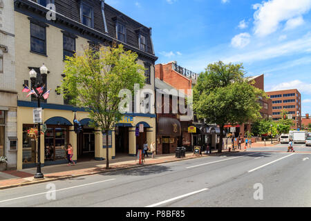 Lancaster, PA, USA - 25 juin 2018 : Sur une rue principale dans le centre-ville de Lancaster, la ville a plus d'immeubles commerciaux. Banque D'Images