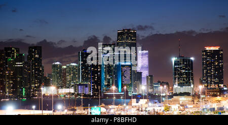 Le centre-ville de Miami en Floride dans la nuit Banque D'Images