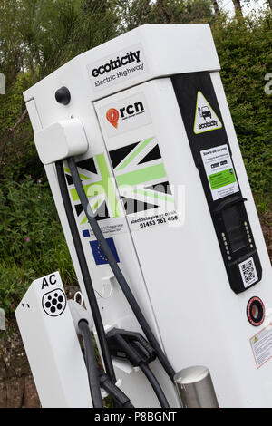 Ecotricity recharge du véhicule au point de Rheged près de Penrith, Cumbria, shopping mall et centre d'exposition. Banque D'Images