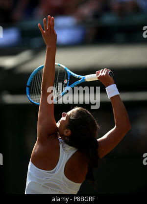 Julia Goerges sert le huitième jour du tournoi de Wimbledon à l'All England Lawn Tennis et croquet Club, Wimbledon. ASSOCIATION DE PRESSE Photo. Photo date : mardi 10 juillet 2018. Voir l'histoire de Wimbledon TENNIS PA. Crédit photo doit se lire : Nigel Français/PA Wire. RESTRICTIONS : un usage éditorial uniquement. Pas d'utilisation commerciale sans l'accord préalable écrit de l'. PROFILS TÊTES L'utilisation de l'image fixe seulement - pas d'images en mouvement pour émuler la diffusion. Pas de superposition ou l'enlèvement de parrain/ad logos. Appelez le  +44 (0)1158 447447 pour de plus amples informations. Banque D'Images