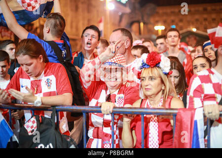 ZAGREB, CROATIE - Juillet 7th, 2018 : les fans de football croate croate trimestre célébrer la victoire finale sur la Russie sur la coupe du Monde FIFA 2018 sur Ban Jelacic S Banque D'Images