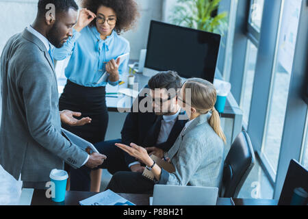 Multicultural businesspeople having conversation in office Banque D'Images