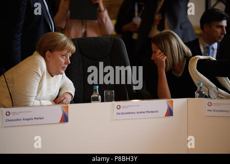 La chancelière allemande Angela Merkel et le vice-président de la Commission de l'UE Federica Mogherini parler comme ils assistent à une séance plénière au cours de la deuxième journée de sommet des Balkans occidentaux à Lancaster House, Londres. Banque D'Images