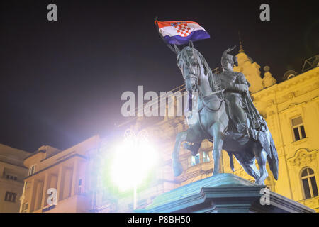 ZAGREB, CROATIE - Juillet 7th, 2018 : les fans de football croate a marqué le drapeau croate sur la statue de Ban Josip Jelacic après gagner de national croate Banque D'Images