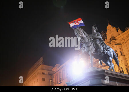 ZAGREB, CROATIE - Juillet 7th, 2018 : les fans de football croate a marqué le drapeau croate sur la statue de Ban Josip Jelacic après gagner de national croate Banque D'Images