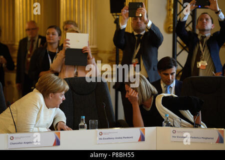 La chancelière allemande Angela Merkel et le vice-président de la Commission de l'UE Federica Mogherini parler comme ils assistent à une séance plénière au cours de la deuxième journée de sommet des Balkans occidentaux à Lancaster House, Londres. Banque D'Images