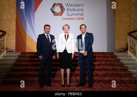 La Macédoine dans son Premier Ministre Zoran Zaev, Premier ministre Theresa Mai et Premier Ministre de la Grèce, Alexis Tsipras posent pour une photo officielle au cours de la deuxième journée du sommet des Balkans occidentaux à Lancaster House, Londres. Banque D'Images