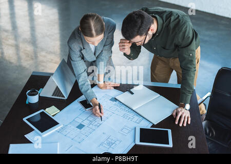 Portrait of businesswoman showing quelque chose au plan d'affaires Banque D'Images