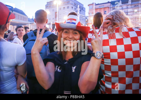 ZAGREB, CROATIE - Juillet 7th, 2018 : femme croate de football au cours de match de football de Croatie en quart de finale contre la Russie sur la Fifa World Cup 2018 sur Ban Banque D'Images