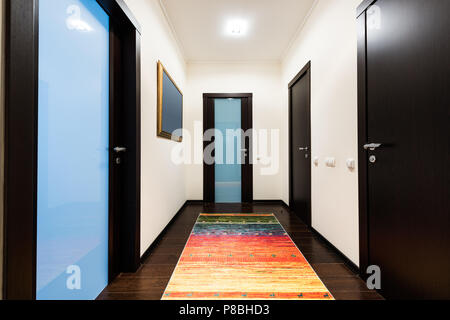 Vue du couloir avec des portes en bois dans l'appartement Banque D'Images