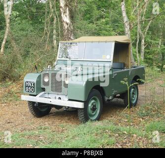 Land rover Série 1 un prototype numéro 4 dans campagne boisée Banque D'Images