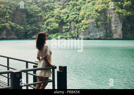 Vue de côté femme debout sur la jetée près de Bay au Parc National d'Ang Thong, Ko Samui, Thaïlande Banque D'Images