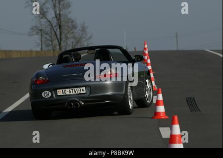 Porsche Boxster S 2003 année modèle - argent métallique en virage à grande vitesse arrière montrant Banque D'Images