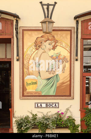 La Pilsner Urquel affiche publicitaire à l'extérieur d'un bar à Prague, République Tchèque Banque D'Images