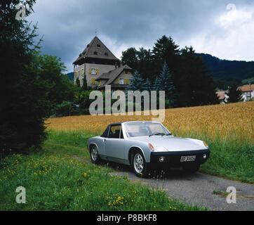 Porsche 914 dans la campagne produite entre 1969 et 1975 Banque D'Images