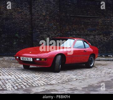 Porsche 924 modèle 1977 de l'année indiqués dans les gardes de la peinture rouge et dans la campagne Banque D'Images