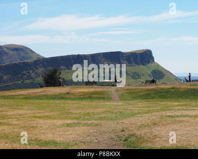 Arthur's Seat à Holyrood Park vu de Calton Hill, à Édimbourg, Royaume-Uni Banque D'Images