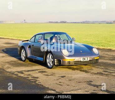 Voiture de sport Porsche 959 - modèle 1988 - rare voiture de rêve - montrant l'avant et de côté sur une piste de course Banque D'Images