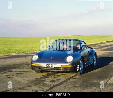 Voiture de sport Porsche 959 - modèle 1988 - rare voiture de rêve - montrant l'avant et de côté sur une piste de course Banque D'Images