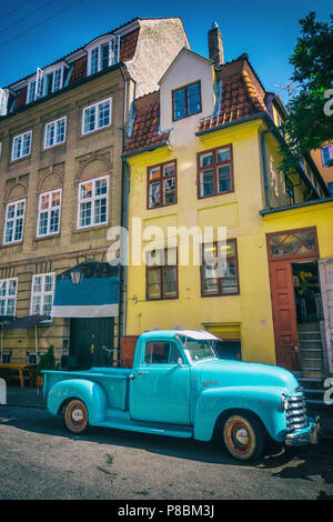 Vieille voiture bleue dans la ville rue, Copenhague, Danemark Banque D'Images