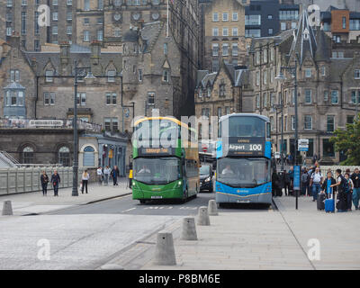 EDINBURGH, UK - CIRCA Juin 2018 : le service de navette de bus Airlink 100 appelé à l'aéroport d'Edimbourg Banque D'Images