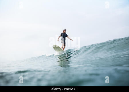 Jeune homme athlétique de surf équitation pendant les vacances d'été dans l'océan Banque D'Images