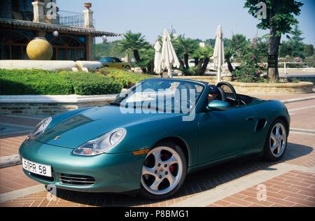 Porsche Boxster S - année modèle 1999 couleur jade océan en montrant l'avant et vue latérale avec toit Banque D'Images