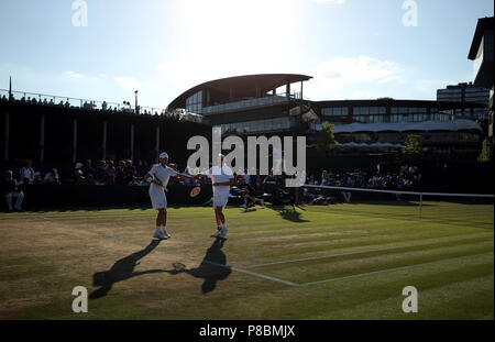 Tad Maclean et Anton Matoucewitch en action le huitième jour du tournoi de Wimbledon à l'All England Lawn Tennis et croquet Club, Wimbledon. Banque D'Images